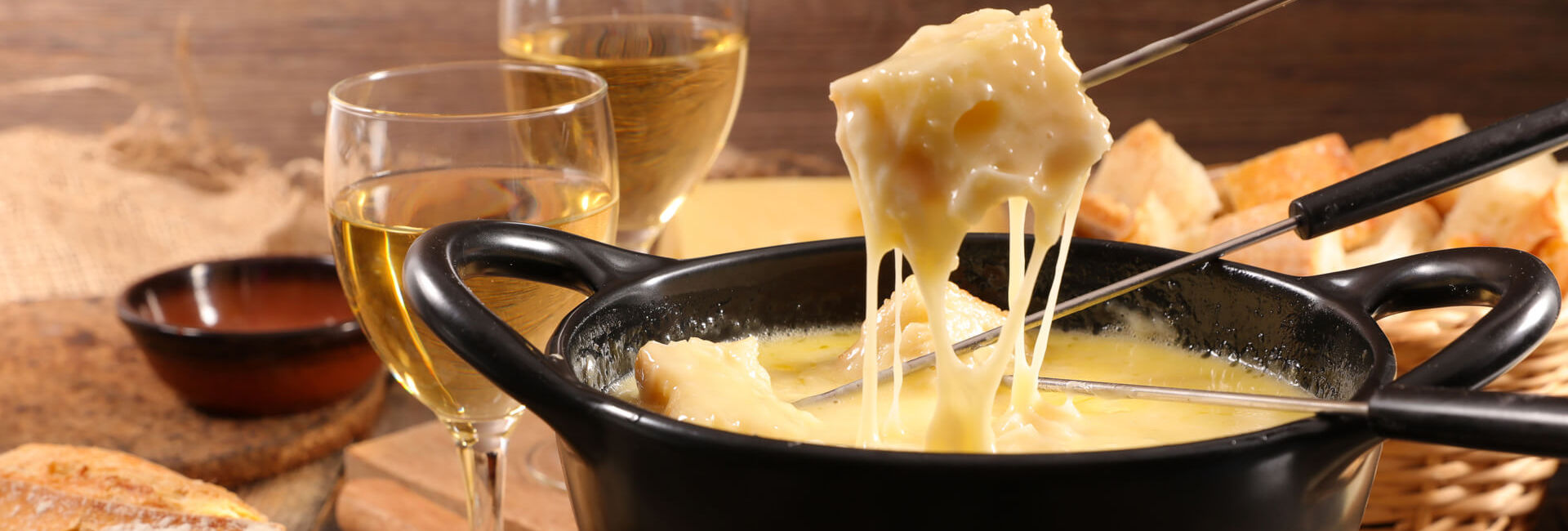 Cheese fondue and two glasses of white wine - Grill Tasting package Gasterij 't Karrewiel