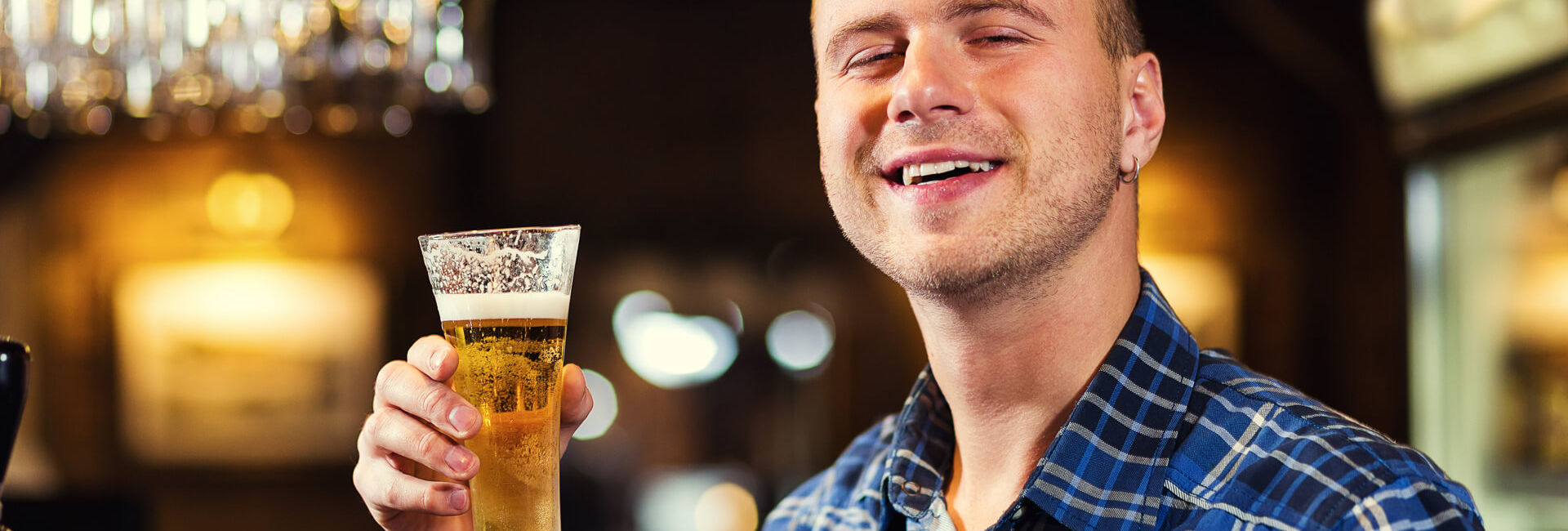 Man enjoys the beer he tapped himself - Pub Games - Gasterij 't Karrewiel