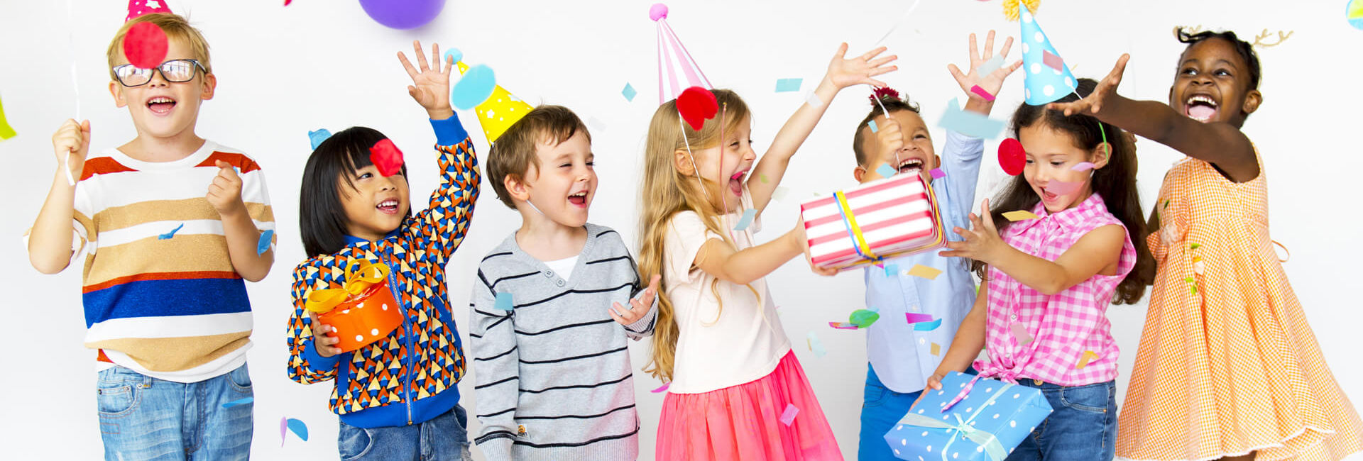 Kinderfeestje met cadeautjes, ballonnen en hoedjes - Gasterij 't Karrewiel