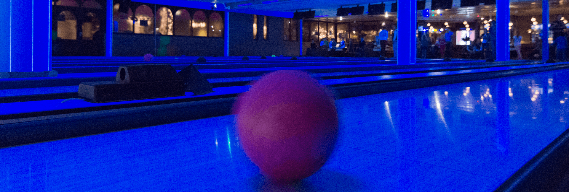 Bowlingbal op de baan tijdens disco bowlen