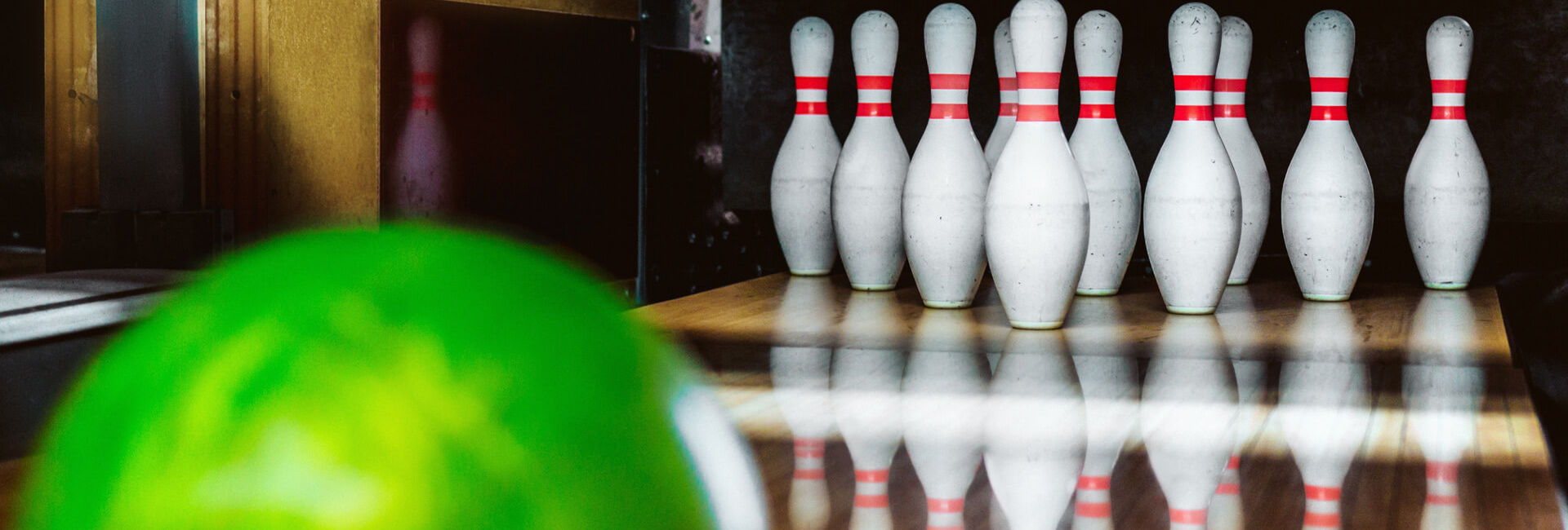 Groene bowlingbal en bowlingpins