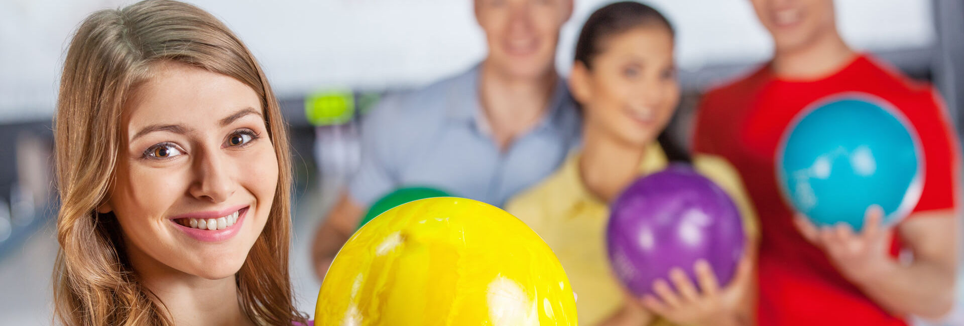 Schoolkinderen houden bowlingbal vast