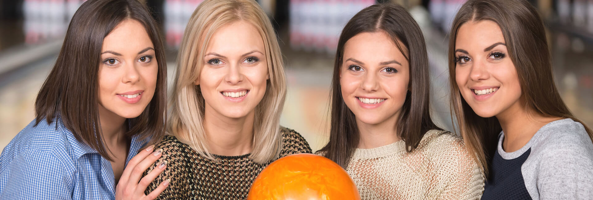 Vier meiden en een bowlingbal