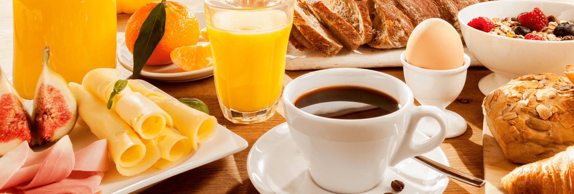 Brunchtafel met koffie, jus d'orange en een eitje