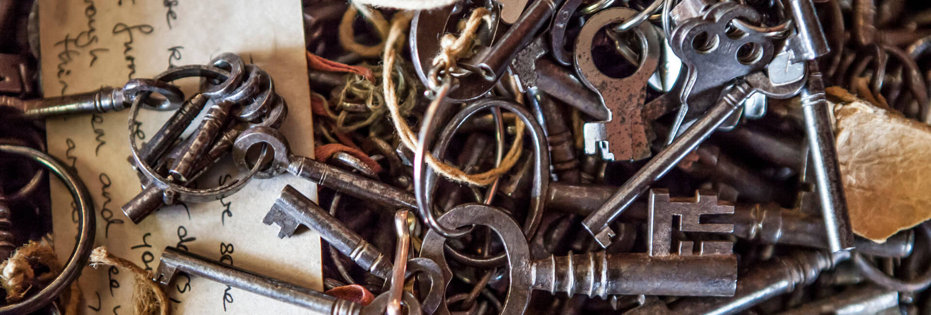 Heel veel oude sleutels. Welke past op de escape box? - Escape the city Delft