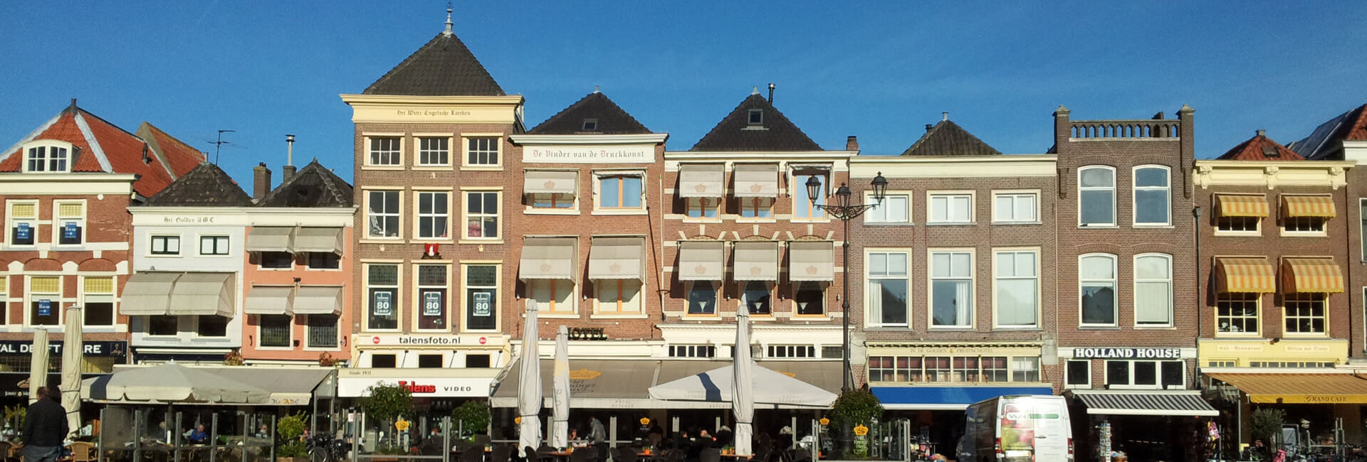Cafées aan het marktplein in Delft