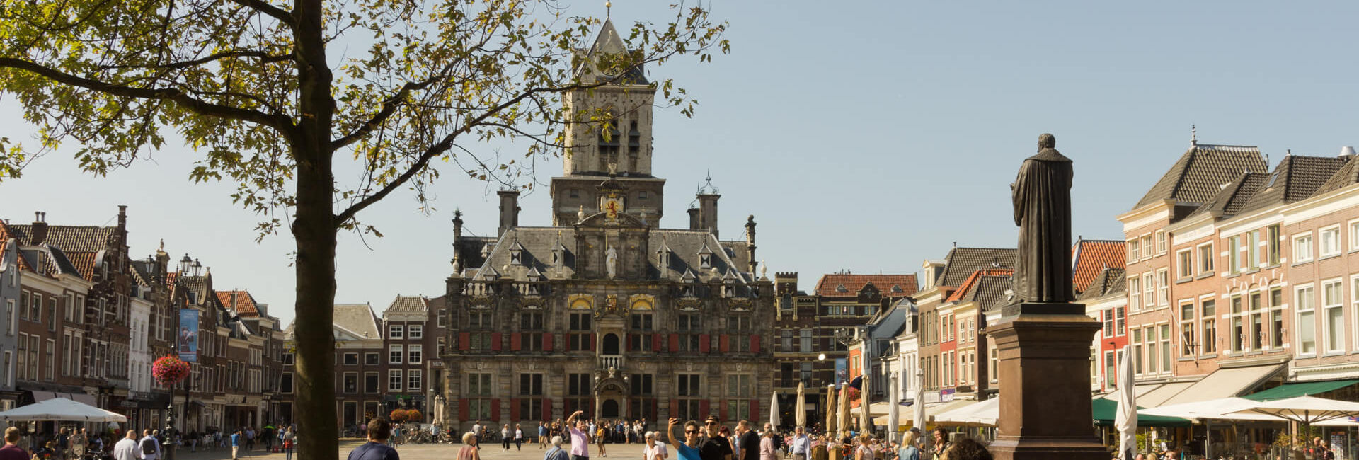 Stadhuis en marktplein Delft vanaf de Nieuwe Kerk