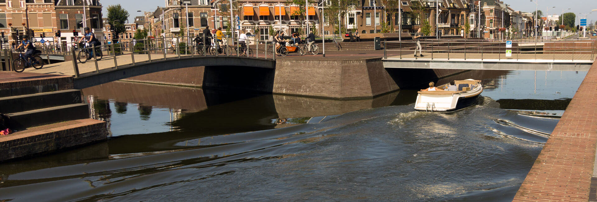 Vaartocht Delft onder bruggen - Nabij station Delft