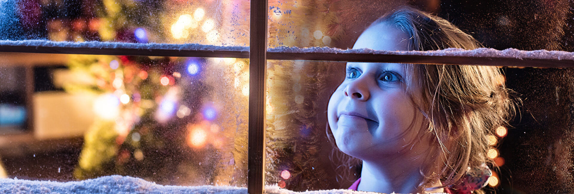 Kind kijkt door het bevroren raam - Kerstavond arrangement Gasterij 't Karrewiel