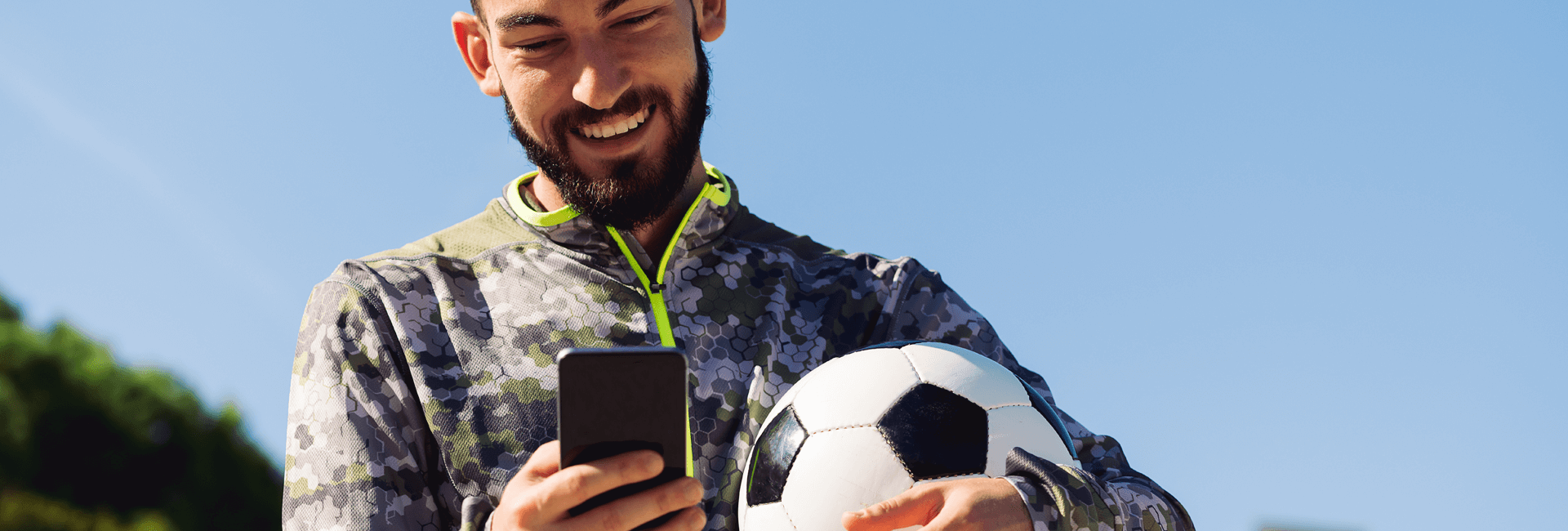 man met bal en telefoon in handen - voetbal city game delft - gasterij 't karrewiel